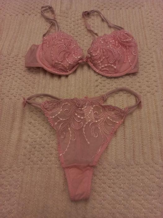 Conjunto de soutien e tanga cor-de-rosa