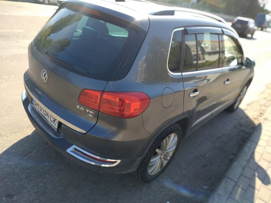 Автототранспорт Фольксваген-Тигуан серебристо серого цвета