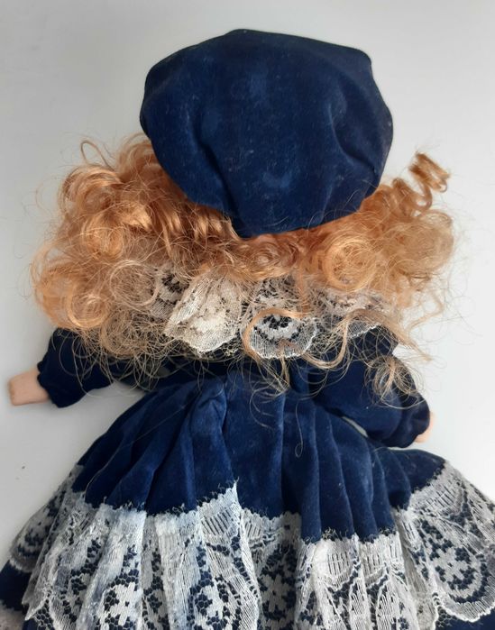 Boneca Antiga em Porcelana