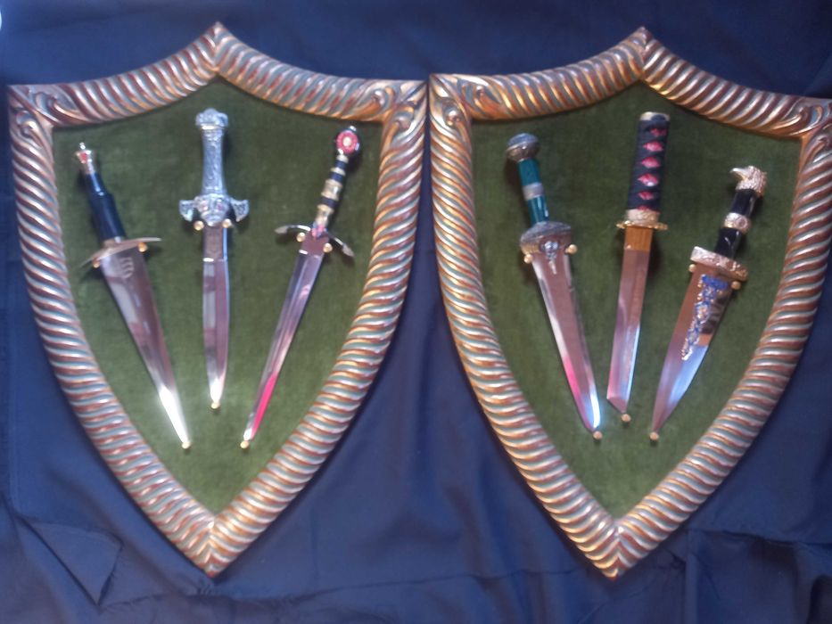 6 adagas decorativas com expositores