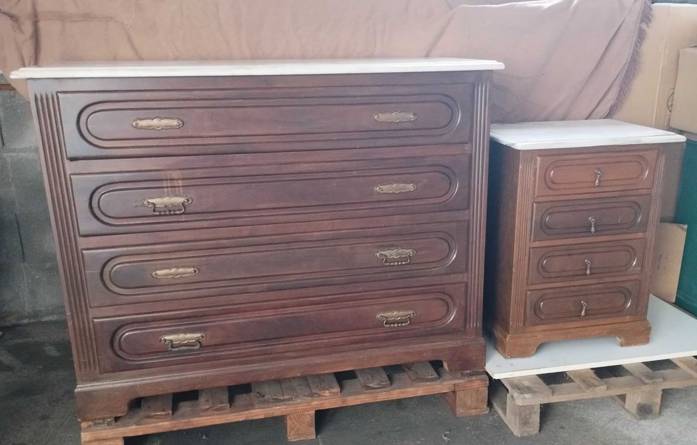 Cómoda e mesa de cabeceira com tampo em mármore, peças usadas