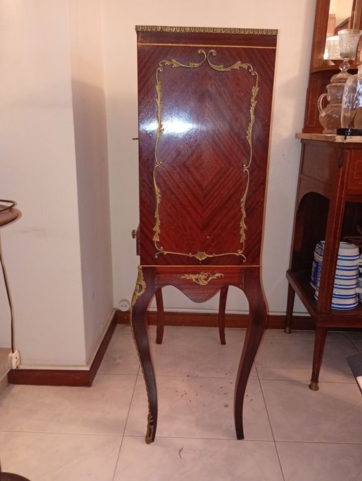 Móvel antigo em madeira com motivos a madeira incrustados