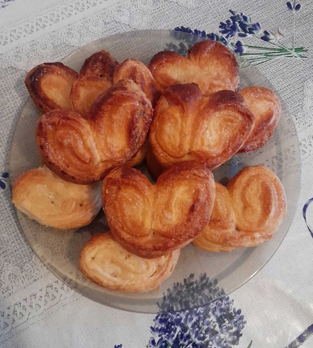 Ciasteczka uszka, serca z cukrem.