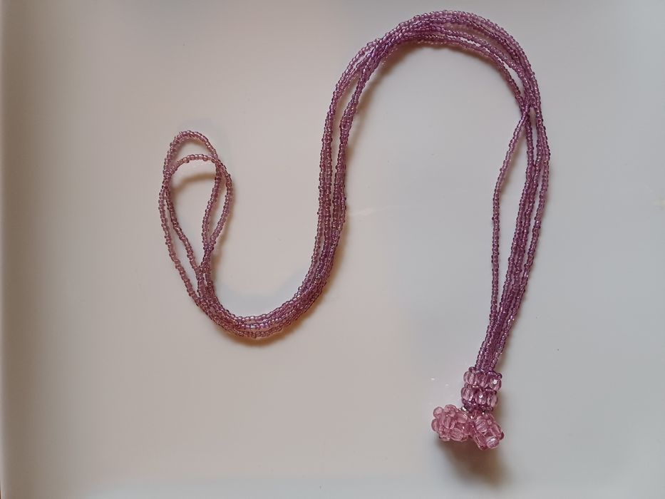 Lindo colar de missangas de cor lilás/roxo