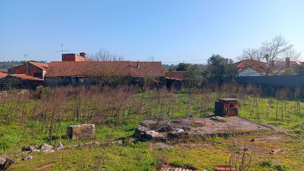 Terreno de 2200m2 com moradia para restauro.