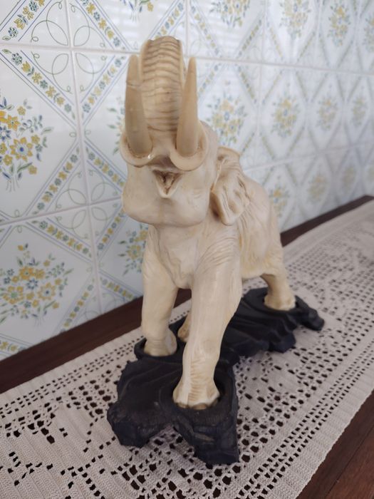 Elefante em Marfinite com Base em Madeira