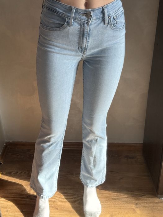 Джинси Левайс.