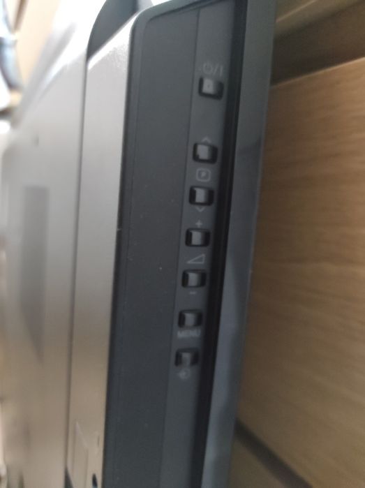 LCD TOSHIBA com comando e cabo HDMI
