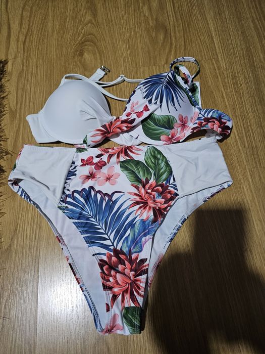 Bikinis e fatos banho