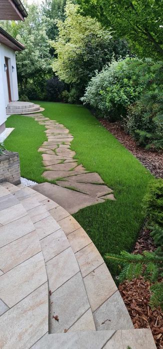 Trawa z rolki układanie montaz systemu nawadniania trawnik siany