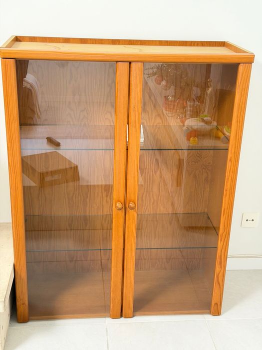 Cristaleira em bom estado