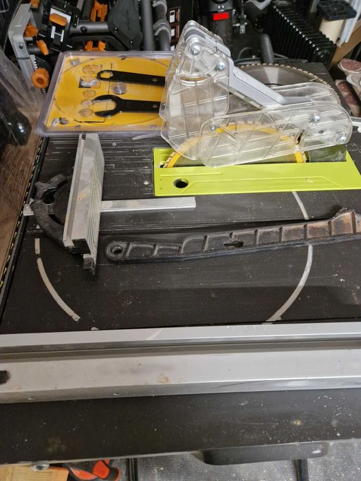 Piła Ryobi RTS1800EF