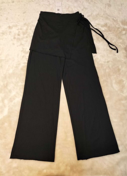 Calças com saia, tam. S, Dazy - PORTES GRÁTIS