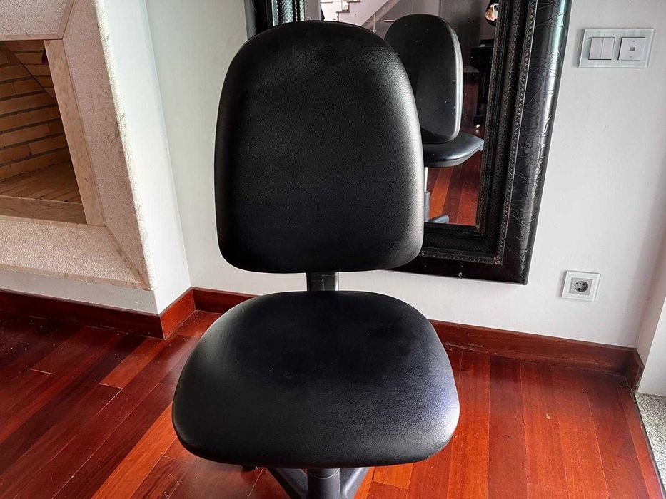 Cadeira de escritorio preta, giratoria, sem bracos (temos 5 unidades)