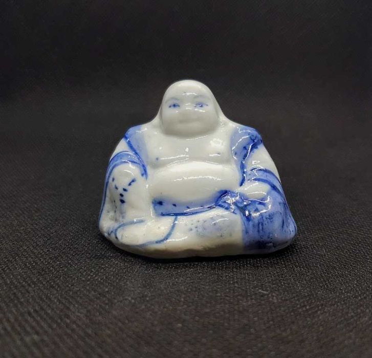 Pequeno buda em porcelana chinesa