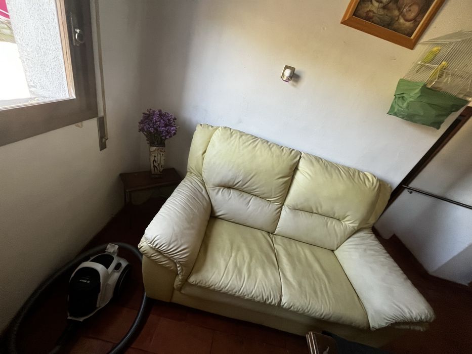 Sofá em pele amarelo