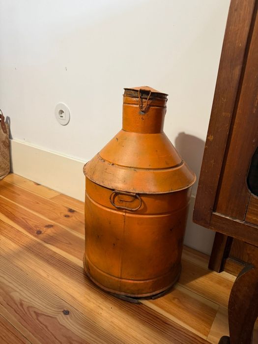 Leiteira antiga decorativa. Cor laranja