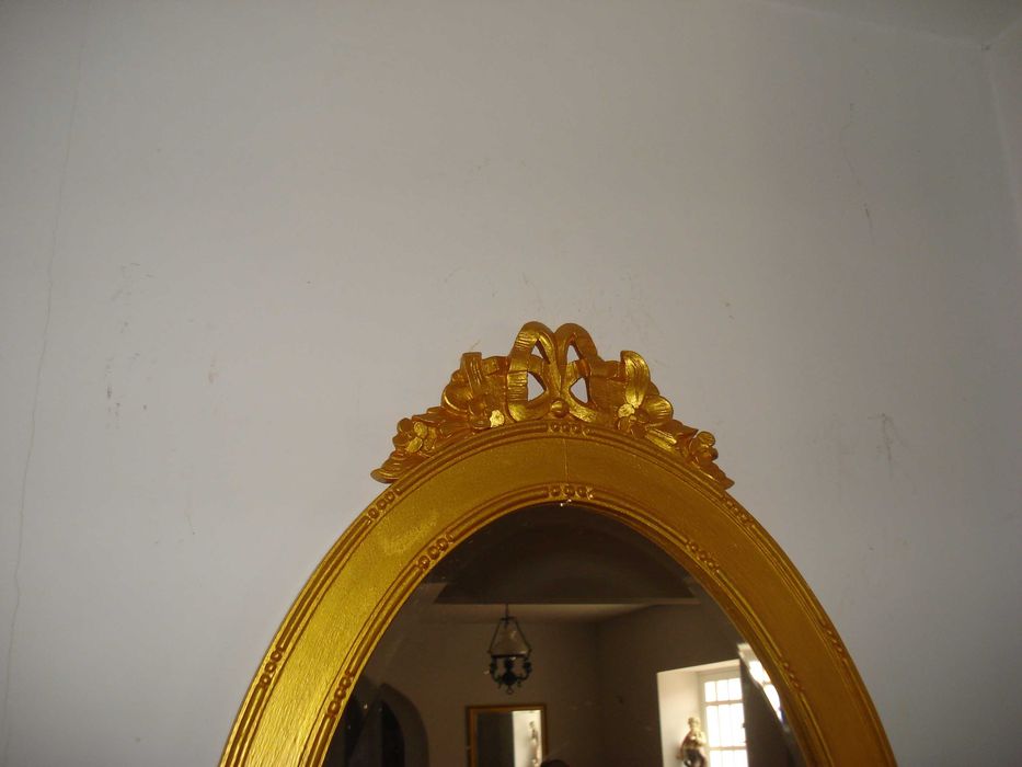 Pag. em dinheiro. Para decoração, Espelho ovalado em talha dourada