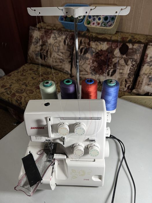 Оверлок Janome 210D