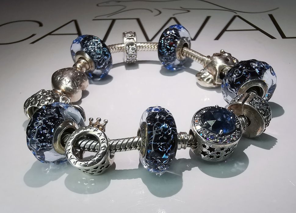 Bransoletka Pandora z zawieszkami.