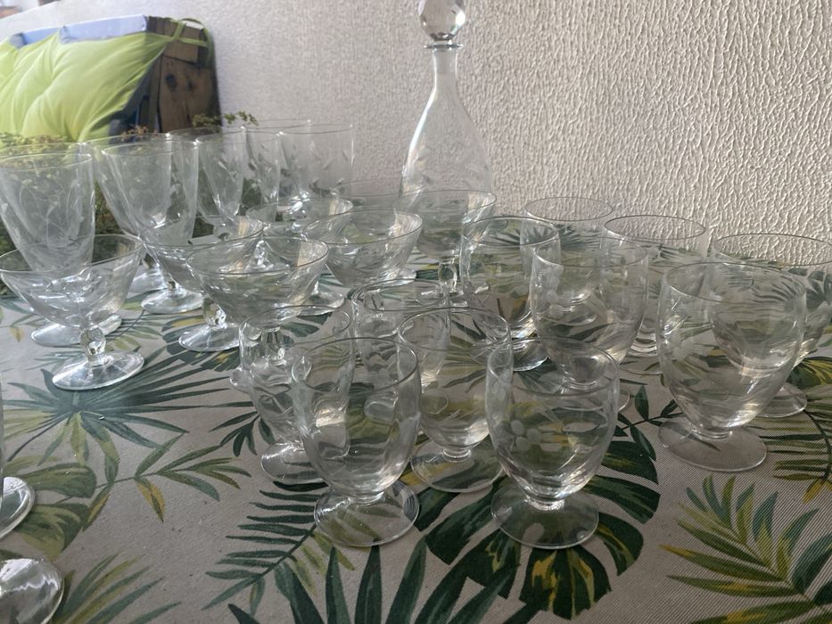 Vendo divereos copos de cristal e taças.