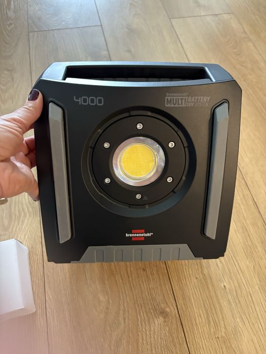 Lampa robocza reflektor led akumulatorowa warsztatowa