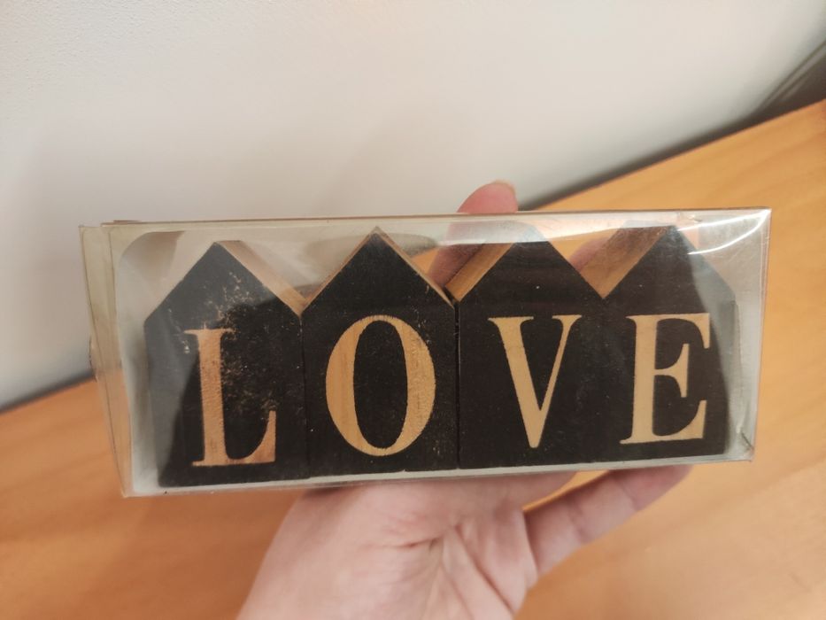 Drewniane domki z napisami HOME/LOVE