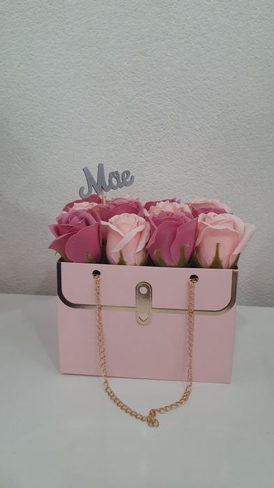 Bolsa com rosas artificiais