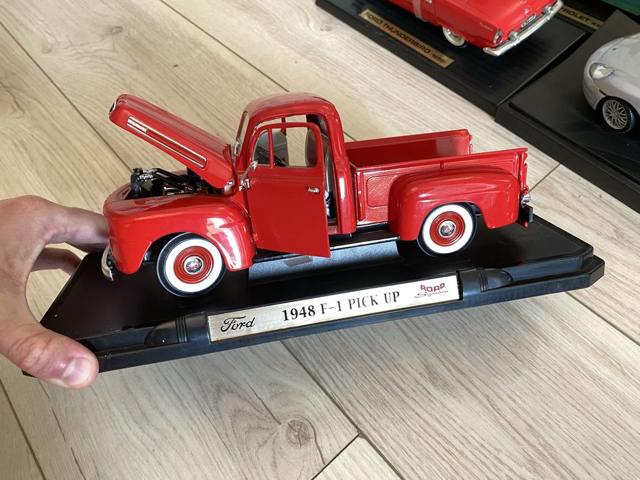 Друга Ford 1948 F-1 Pick Up Road Signature машинка 1:18 більш потерта