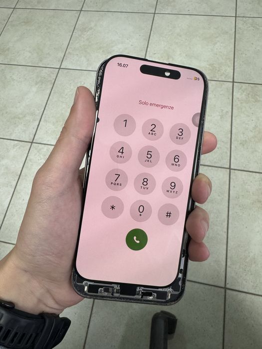 Дисплей iPhone 16 pro з дифектом