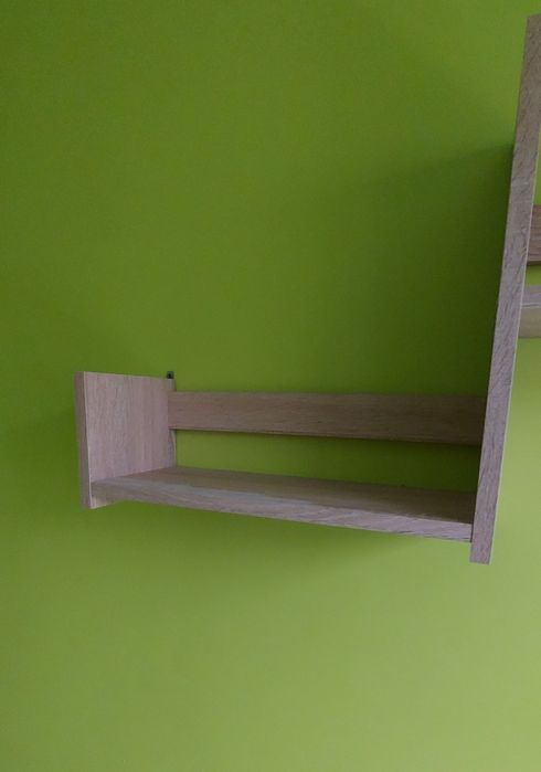 W bardzo dobrym stanie półka na książki.
