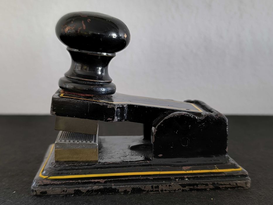 Antigo selo branco (séc XIX/XX) em metal, com pega em madeira circular