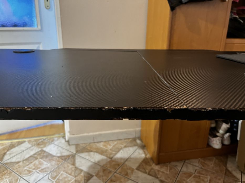 Biurko ultradesk, tesktura włókno węglowe