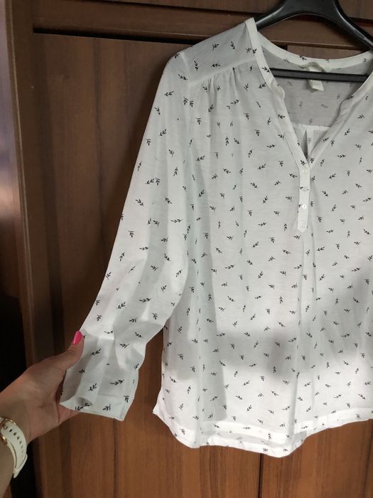 bluzka koszulowa H&M jasna elegancka basic na codzień w liście