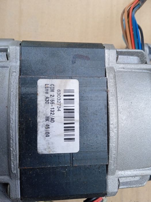 Продам стиральную машину по запчастям  Ariston