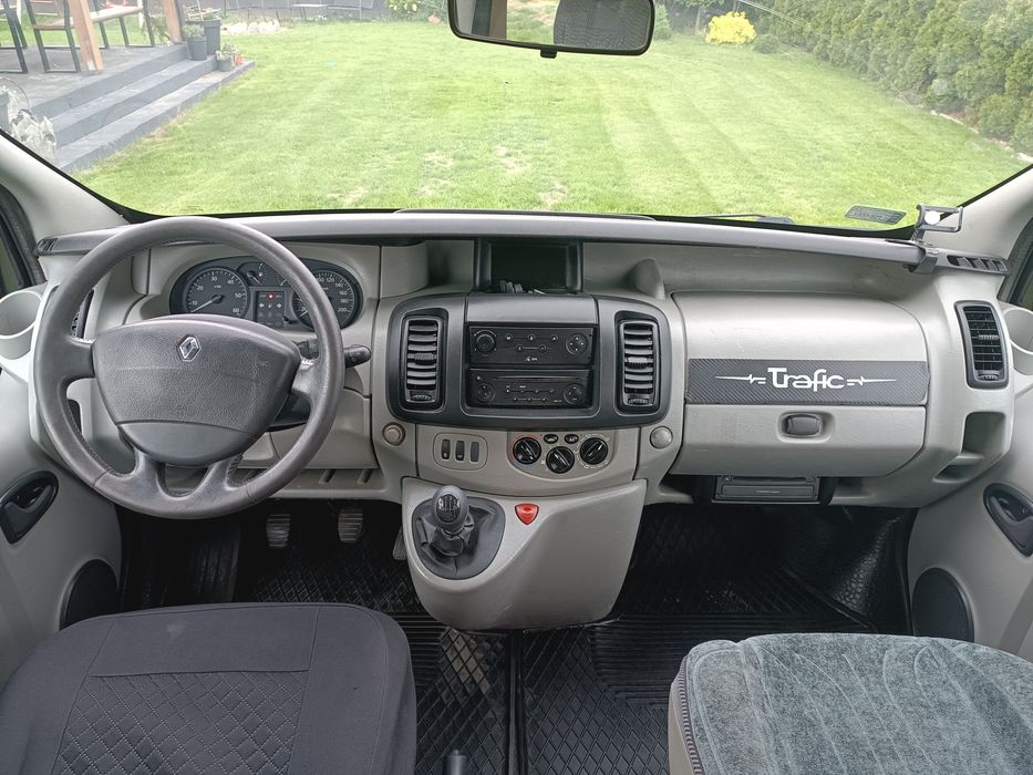 Renault Trafic 1.9 2004r Long klima 5 osobowy