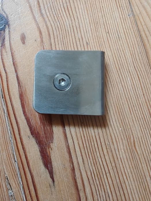 Acessório nunca usados de  inox de fixação vidro (8 a 10mm) à parede ou a outra  estrutura. Espessura da peça 2 mm