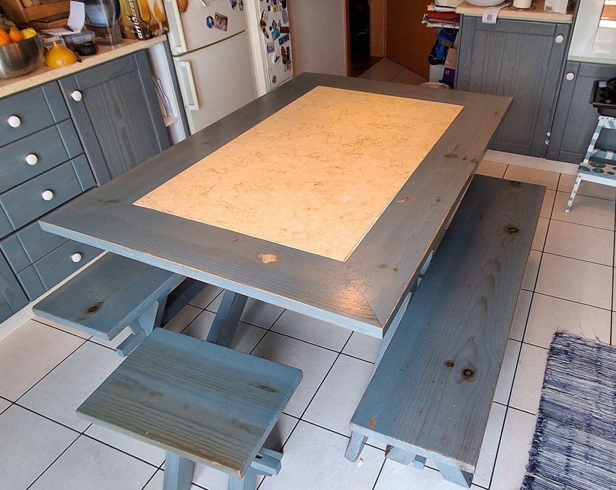 Mesa de Jantar/Cozinha em Pinho Maciço e Mármore + 4 Bancos