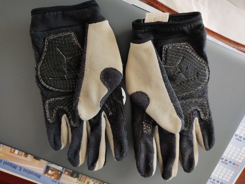 Luvas usadas, em muito bom estado.