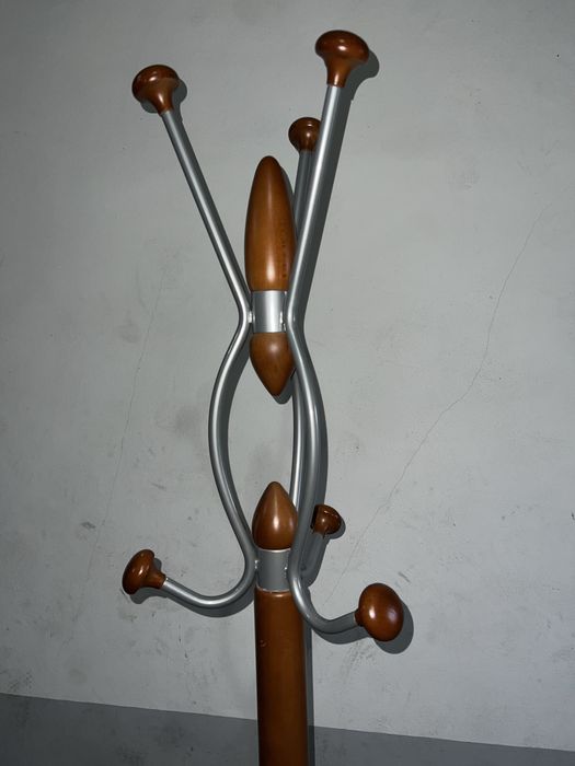 Cabide de pé para roupa.