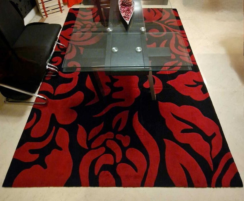 Tapete preto e vermelho Tema Floral Flocatto como NOVO