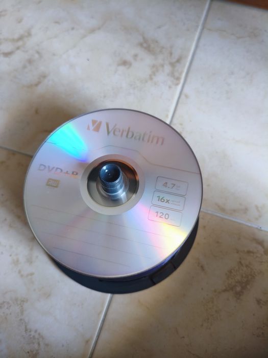 8x Dvd +r DL, 25x DVD +r, 3x CDr, 3x DVD-r DL,  1x DVD-RW, 2x miniDV