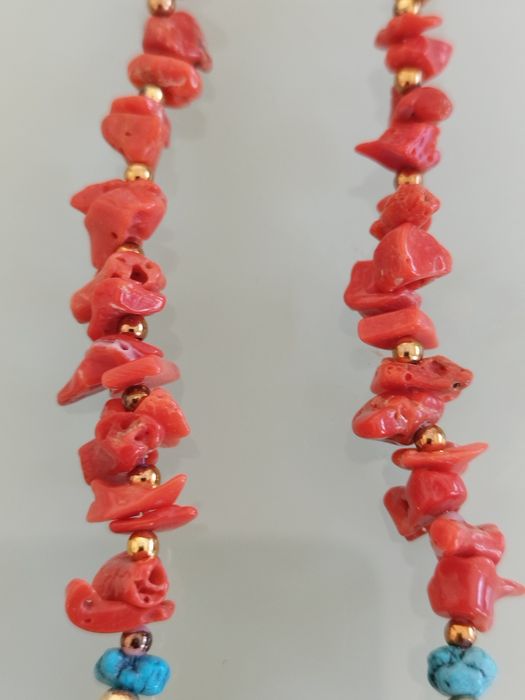 Lindo colar feito em coral genuíno, com um design único e elegante.

-