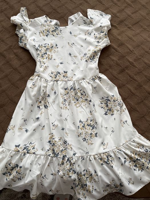 Біле плаття з синіми квіточками