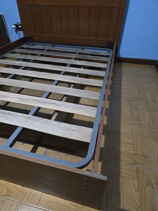 Cama de casal + 2 mesas de cabeceira com gavetas