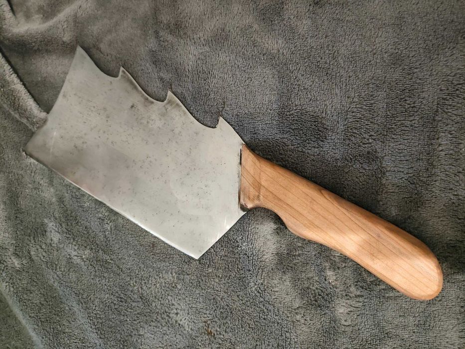 Ręcznie robiony nóż z drewnianą rączką