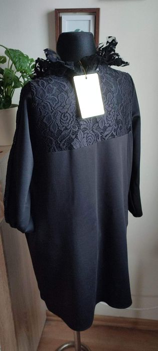 Sukienka z koronkowym kołnierzem PF