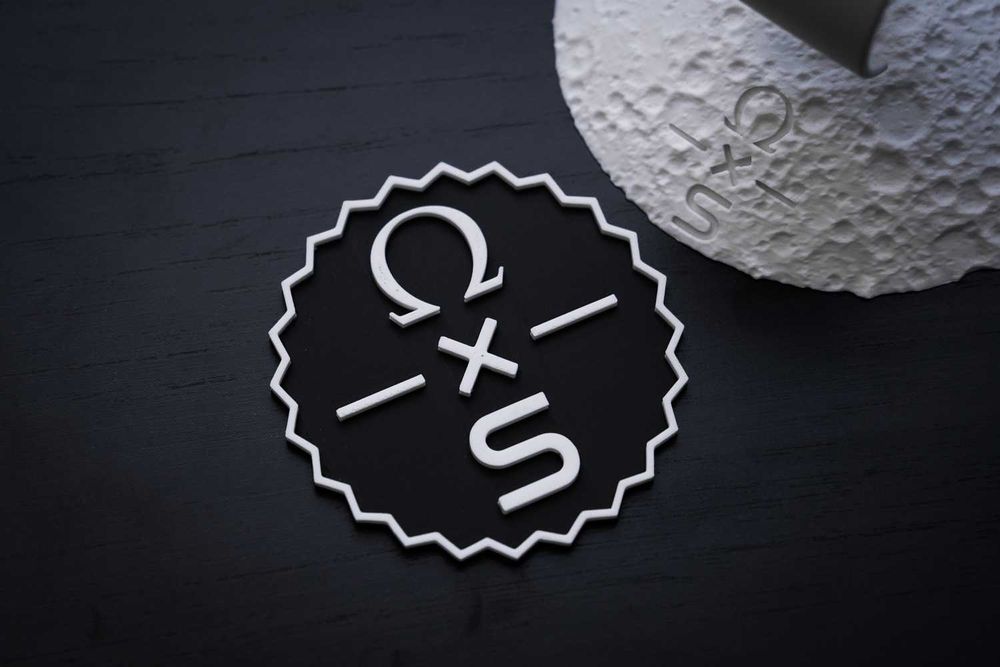 Omega x Swatch MoonSwatch - stojak na zegarek w kształcie księżyca!