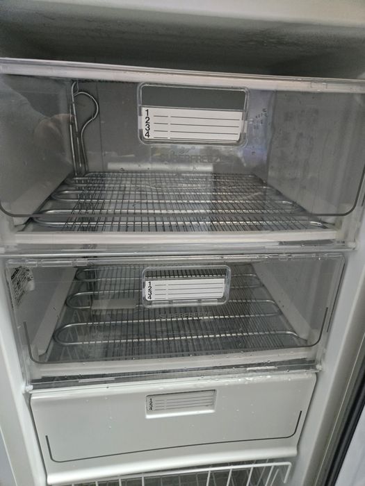 Arca congeladora vertical ariston