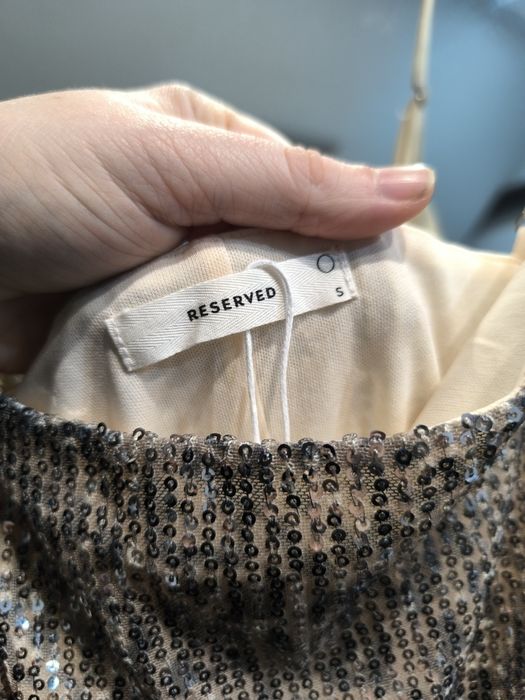 Cekinowa sukienka na ramiączkach.